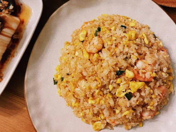 138. Riso saltato con salsa di soia, gamberi e pollo