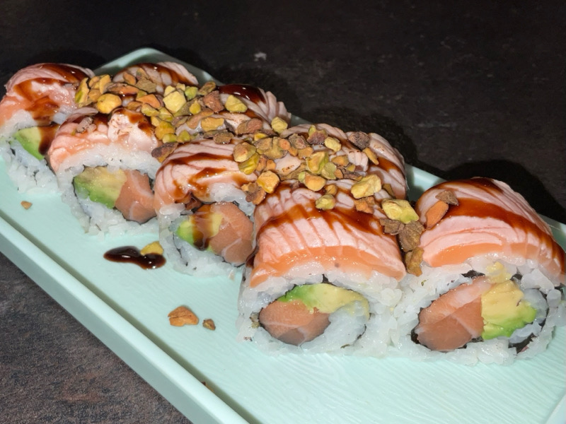 186. Sake flambé roll (cena)
