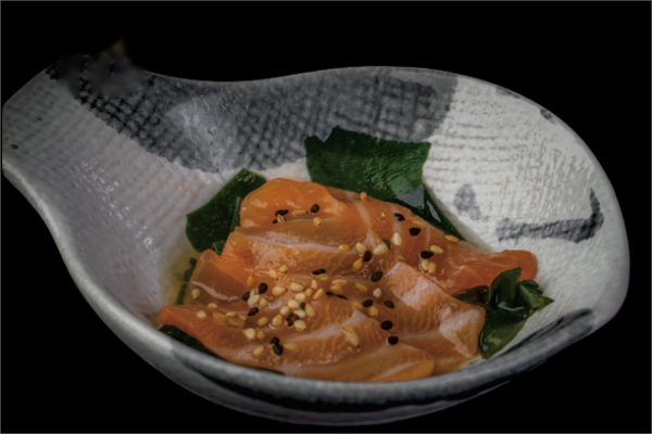 16. SUMONO ALGHE CON SALMONE CRUDO
