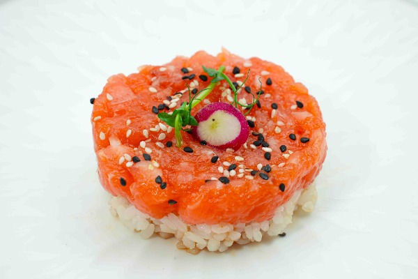 137. TARTARE SALMONE CON RISO SOTTO