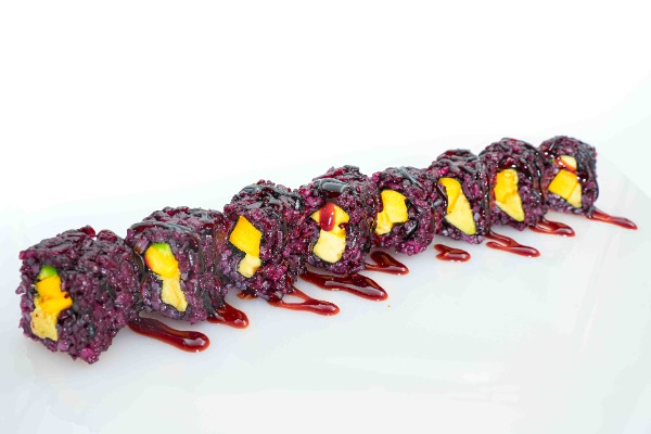 134A. URAMAKI RISO NERO CON MANGO E AVOCADO