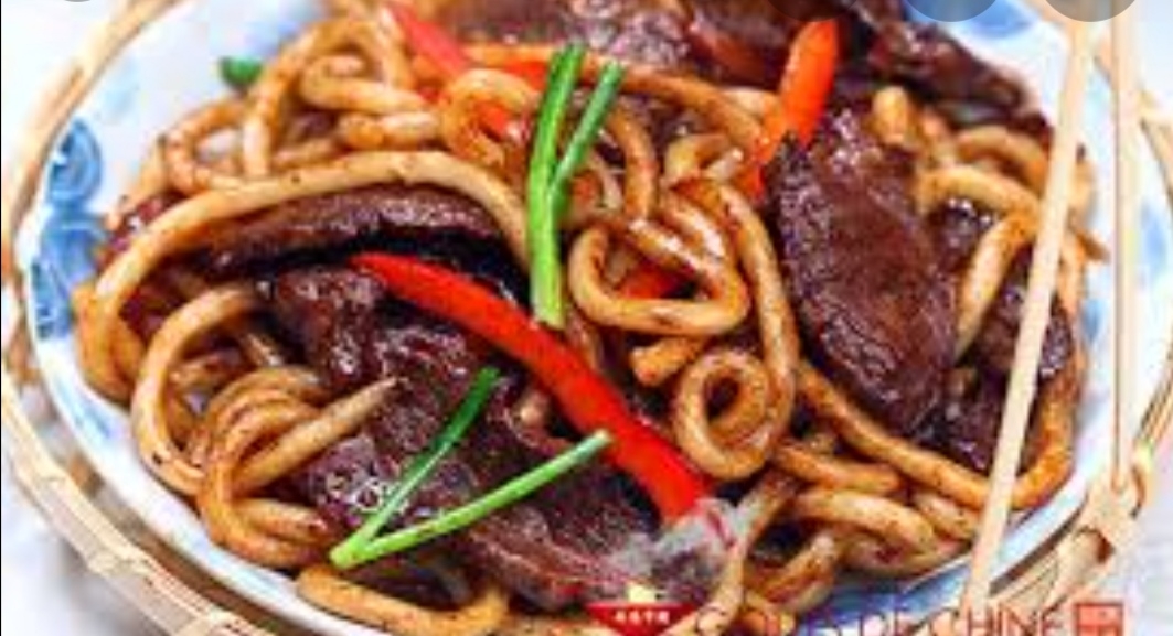nouilles sautées au boeuf