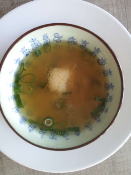 1. Misosuppe mit Tofu (F)