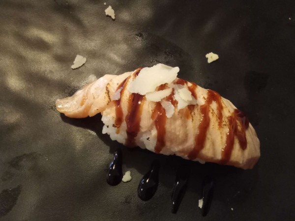 S36. Flamiert Lachs Nigiri (D)