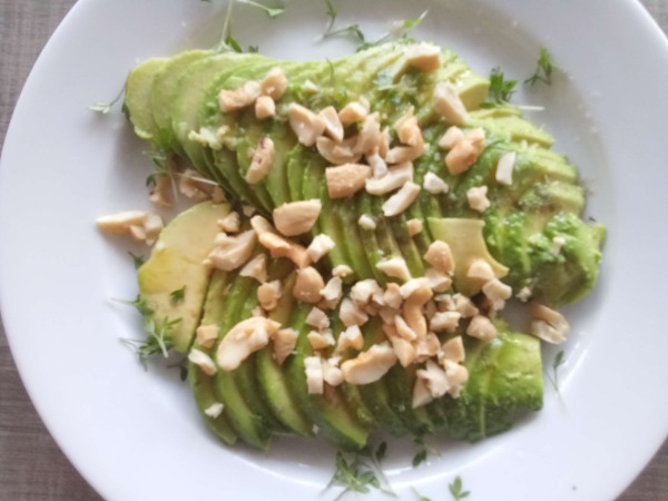 22. Avocado Carpaccio mit gerösteter Walnüssen (H)