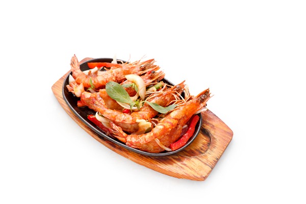 T39 Gambas aux feuilles de basilic sur plaque chauffante