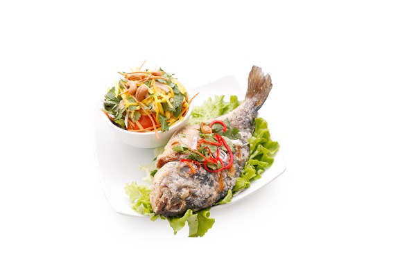 T35 Daurade fraîche entière frite avec salade de mangu