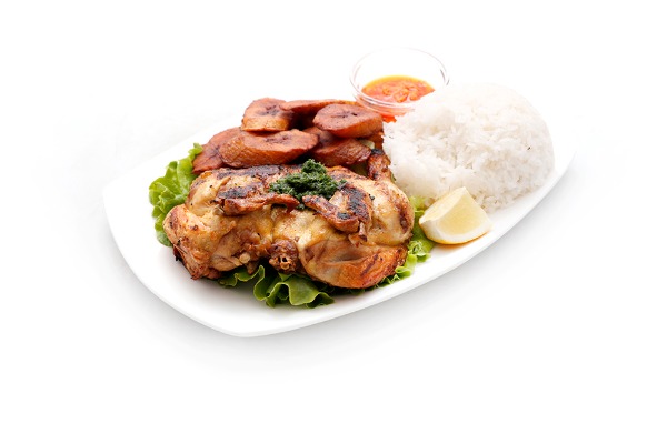 P9 Coquelet entier braisé avec riz et bananes plantain frites