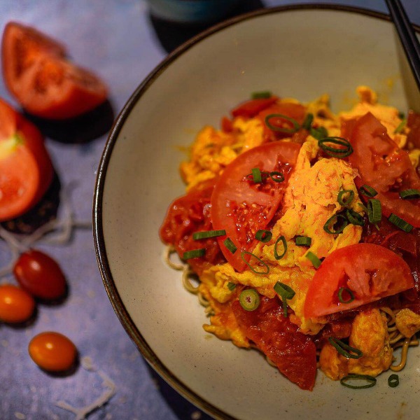 Tomato Ban Mian (végétarien)