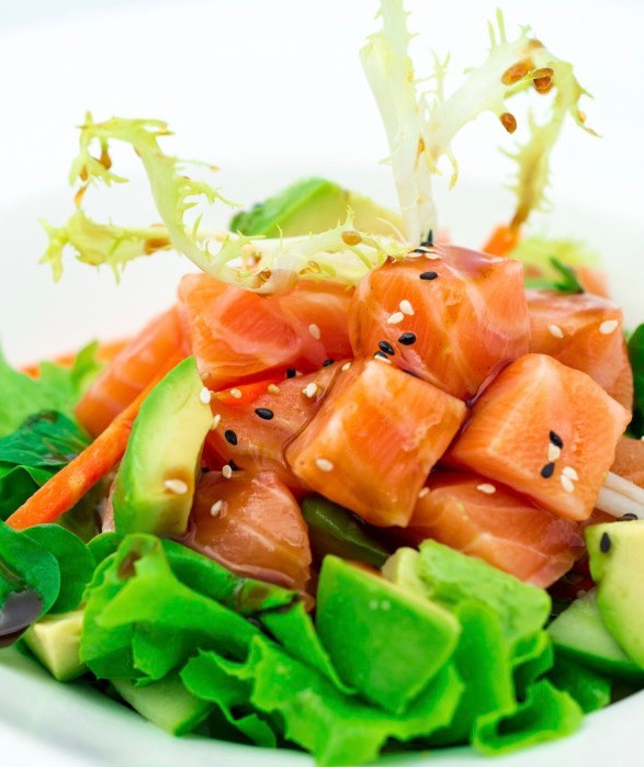 06C Salade de saumon avec avocat et sauce sésame