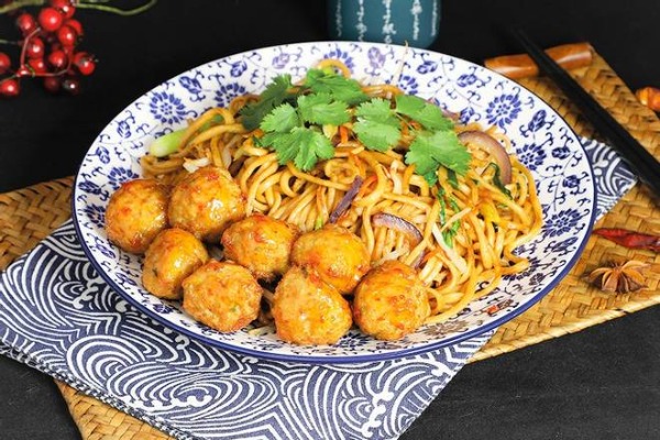 N5. Nouilles sautées aux boulettes de poulet