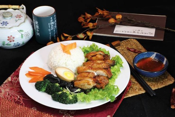 P8. Riz au canard laqué et légumes 烤鸭饭