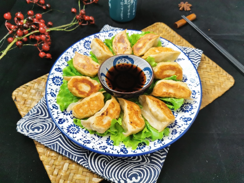 R7. Assortiment des raviolis (12 pièces)饺子拼盘