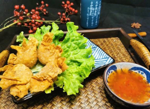 E3. Raviolis aux crevettes frits(4 pièces)炸龙虾饺