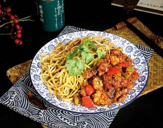 N7. Nouilles sautées au poulet à la sauce piquante