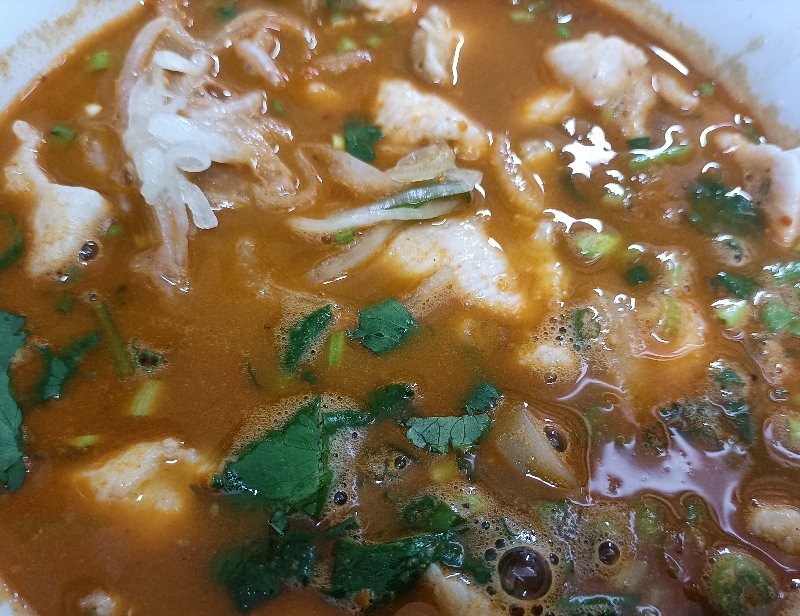 S8. Soupe Pho saté au poulet (Supplément lait de coco + 1,00€)