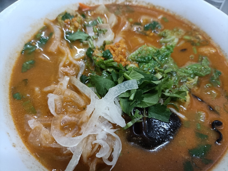 S10. Soupe Pho saté aux légumes (Supplément lait de coco + 1,00€)