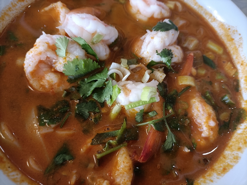 S6. Soupe Pho saté aux crevettes (Supplément lait de coco + 1,00€)