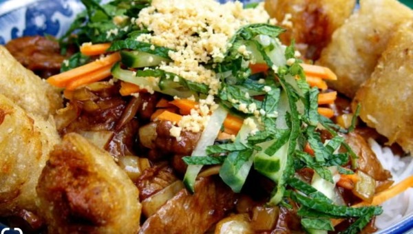 G1. Bobun (vermicelles au boeuf avec nêms)