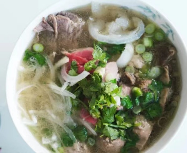 S1. Soupe Pho spécial avec boeuf, boulettes de boeuf et tripes