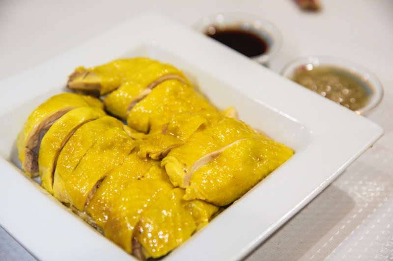 招牌海南鸡/Poulet cuit à l'eau sauce Hainan