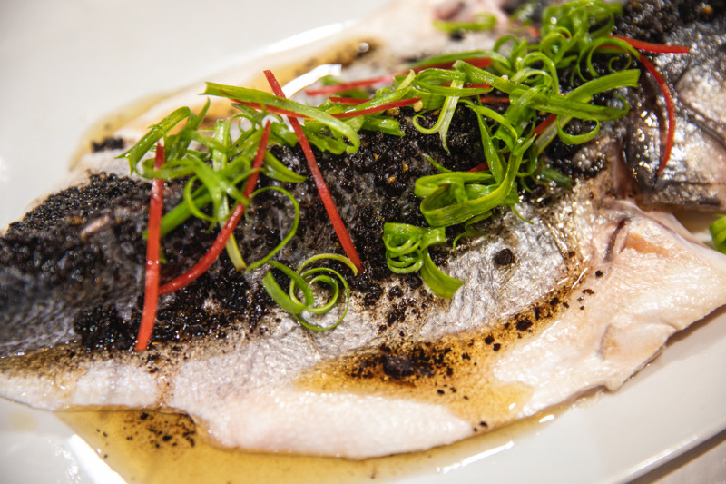 豆豉蒸鲈鱼/Bar entier vapeur au jus de palourdes