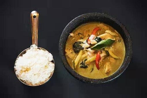 P4. Poulet au curry vert et lait de coco