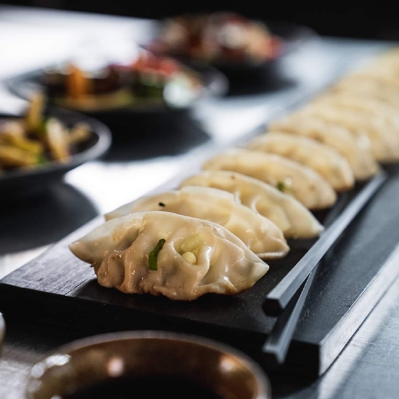 E11. 煎饺 Raviolis grillés 6pcs 
