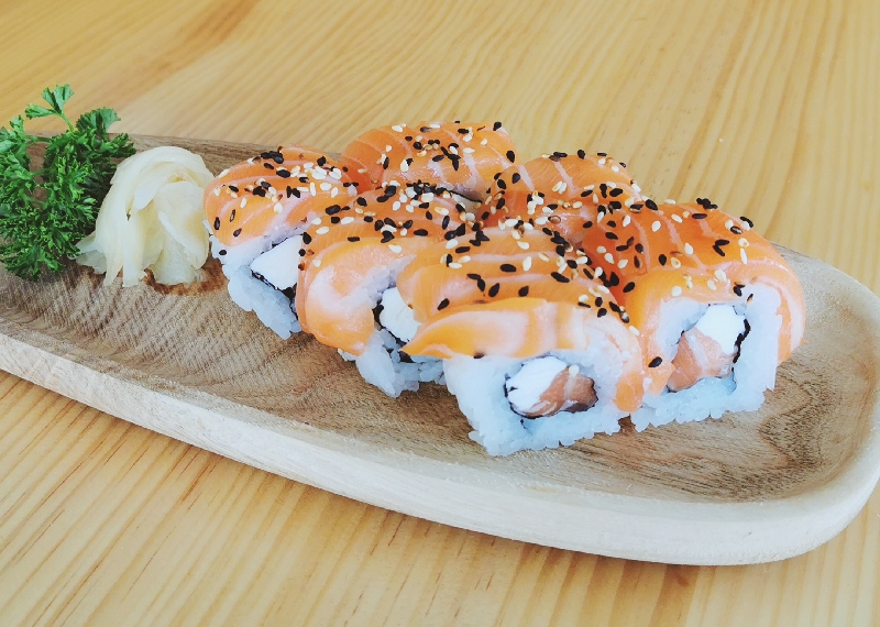 MS01. Saumon rolls cheese 8p