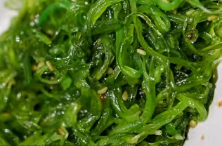 4. Seaweed salad with prawns and sesame seeds 🌶️