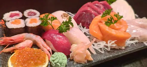 31. MIXED SUSHI AND SASHIMI (4 maki, 4 nigiri, 16 sashimi slices)