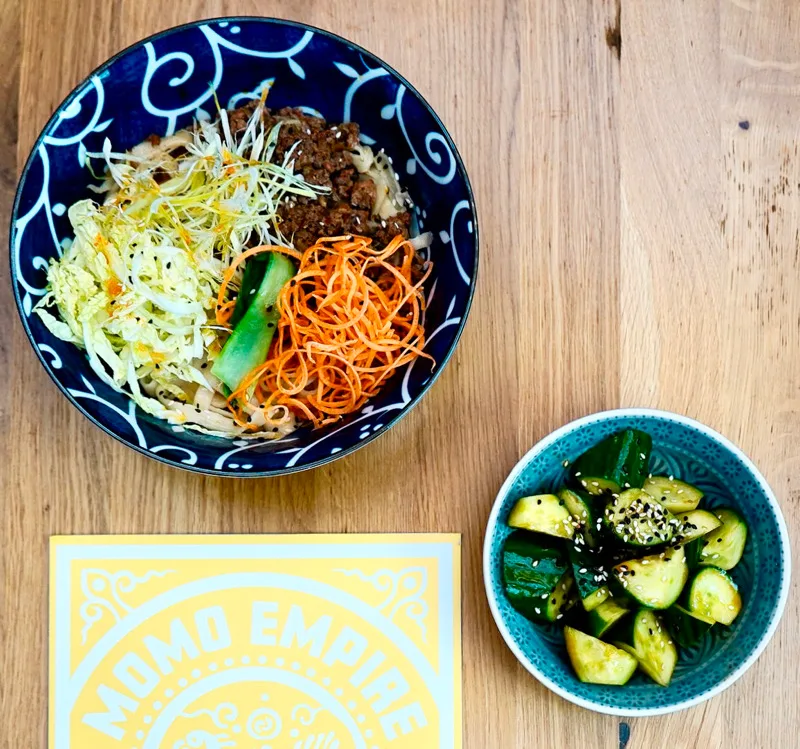BEEF NOODLES + Gurkensalat