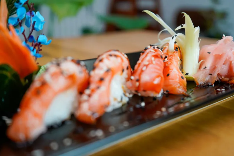 FLAMBIERTER LACHS-NIGIRI