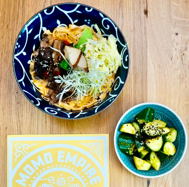 SPICY VEGAN NOODLES + Gurkensalat