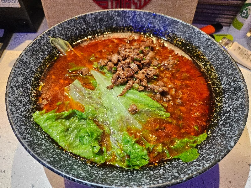 Nouilles séchées au porc haché, à l'huile pimentée et aux cacahuètes façon Chongqing