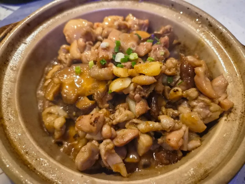 Cuisses de poulet désossées mijotées avec des champignons parfumées (Shiitake)