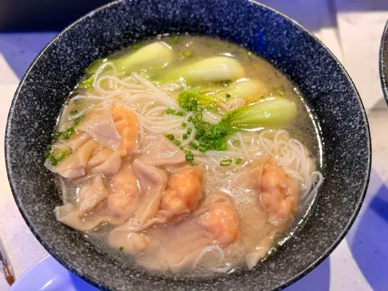 Soupe de raviolis aux crevettes