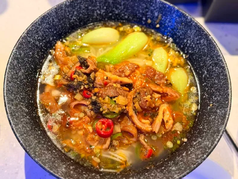 Soupe de nouilles au porc sauté avec choucroute chinois