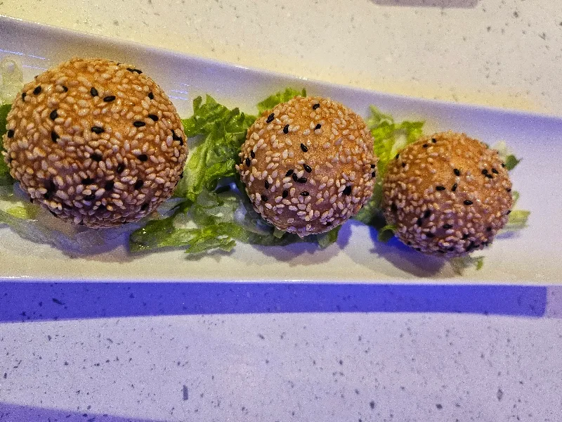 Boules de riz gluant frite enrobées en sésames (3 pièces)