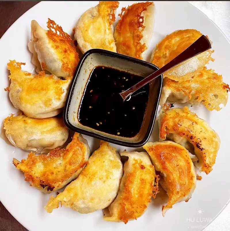 131, Raviolis frais maison grillés (12pcs) 煎饺