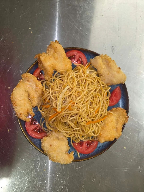 Nouilles avec des nuggets de poulet